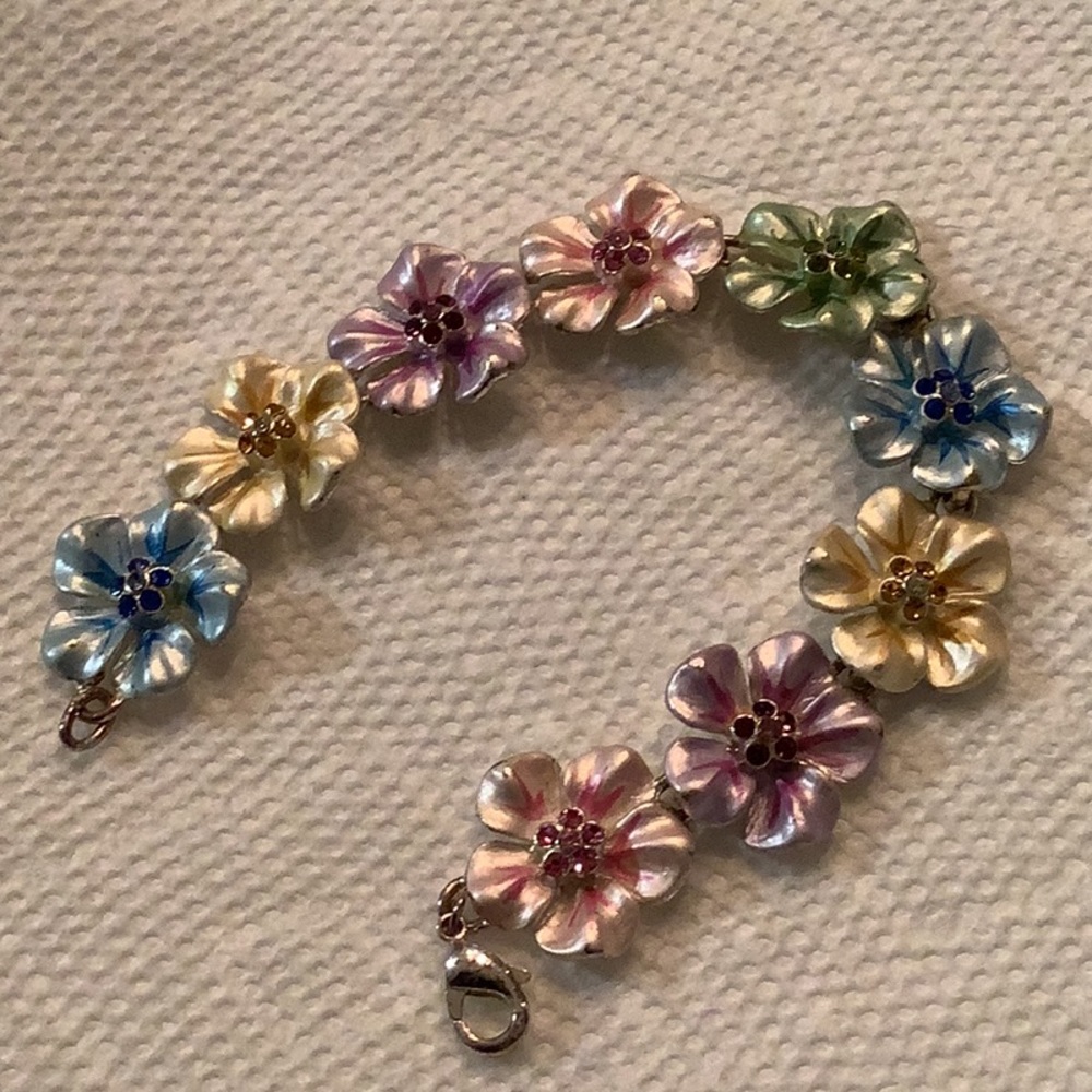 Silver tone different color flowers with crystals in the center bracelet - Picture 5 of 5